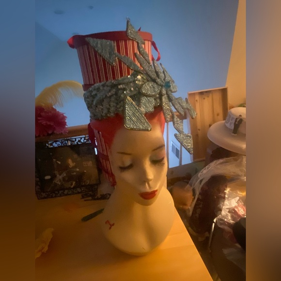 WHIMISCAL ❄️Vintage sequin pill box hat with huge turq beaded SNOWFLAKE ❄️ - Picture 2 of 7